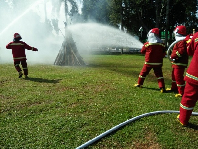 Simulasi pemadaman api di kantor walikota Jambi
