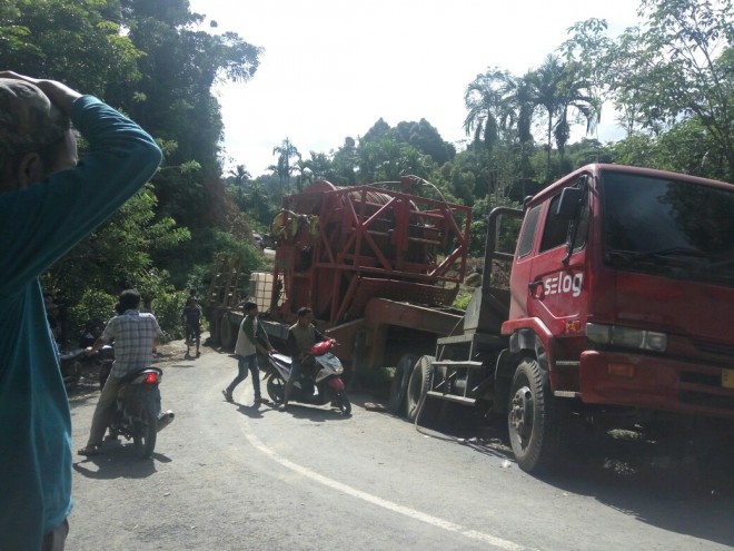 Alat Berat yang do datangkan Dari Sungai Manau.