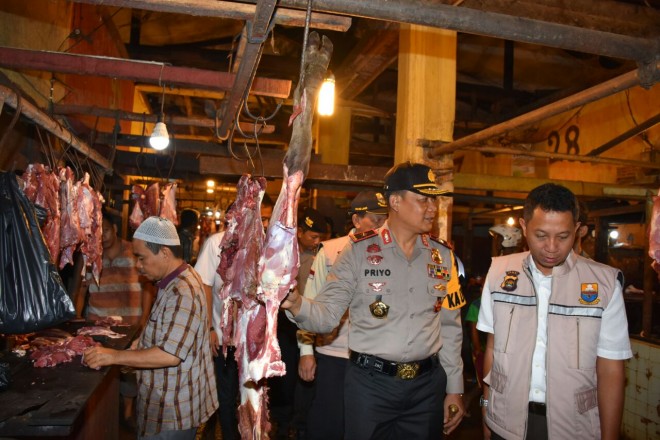 Cek Harga dan Stok Kebutuhan Pokok, Kapolda Sidak ke Pasar Angsoduo.