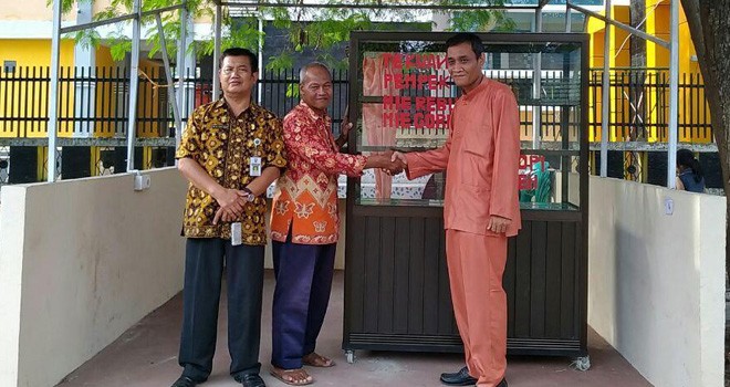 Penyerahan hibah barang oleh Kabid UMKM Drs.Iman Bastian kepada Ketua Koperasi Karya Bhakti Cempaka, Sugito.