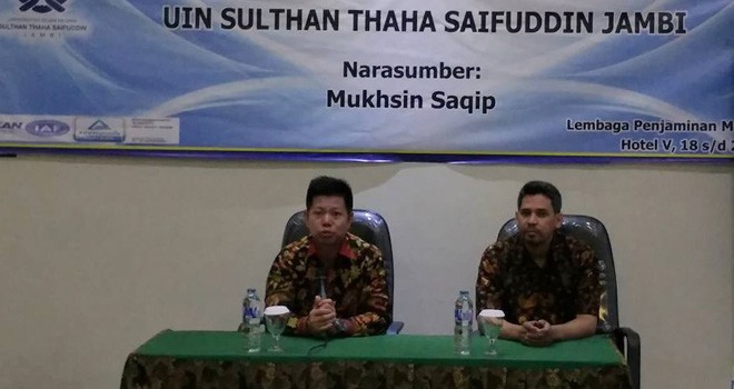Ketua LPM UIN STS Jambi bersama narasumber saat pembukaan kegiatan.