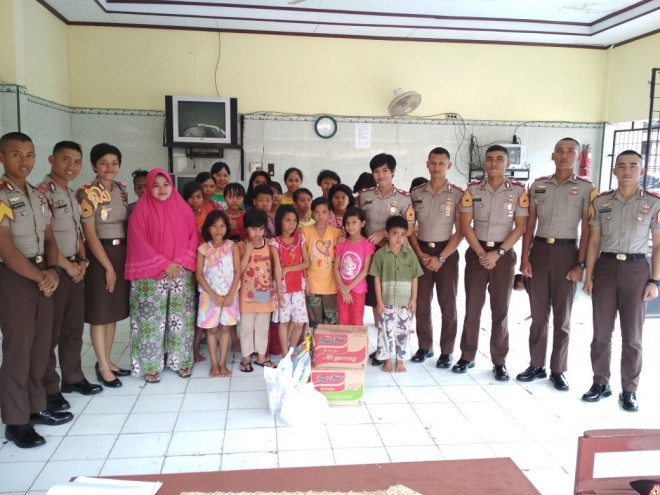 Foto bersama Taruna Akpol asal Jambi dengan anak panti.
