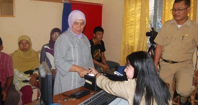 Warga saat melakukan rekam e-KTP di Kantor Camat Telanaipura belum lama ini.