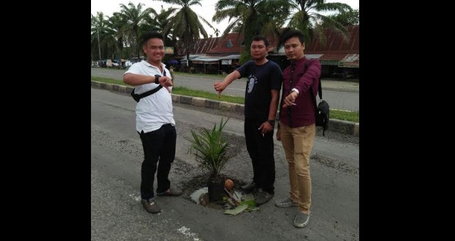 asyarakat Tanam Pohon Kelapa Sawit di Jalinsum.