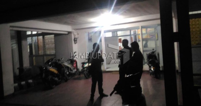 Sejumlah Tim diduga dari Kejaksaan Negeri (Kejari) Sungai Penuh, saat mendatangi Kantor Pekerjaan Umum dan Perumahan Rakyat (PUPR) Kabupaten Kerinci.