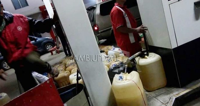 Pihak SPBU melayani puluhan jerigen