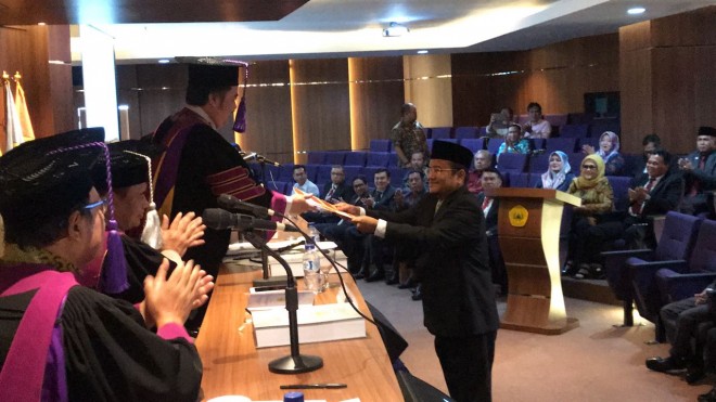 Dr Maulana saat melaksanakan ujian promosi Doktor dalam bidang manajemen Pendidikan.