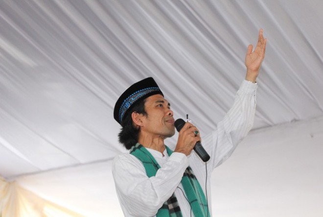 Ustad Abdul Somad saat mengisi ceramah acara Maulid Nabi Muhammad SAW, di Yayasan Annajah, Pondok Aren, Tangerang Selatan, Banten, Kamis (28/12). (Dery Ridwansah/JawaPos.com)