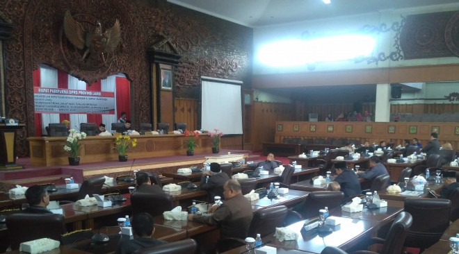 Rapat Paripurna DPRD Provinsi Jambi Terpaksa Diskor.