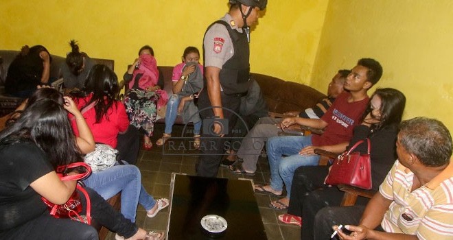 Sejumlah pasangan bukan suami-istri digelendang polisi dari hotel kelas melati. (ISWARA BAGUS NOVIANTO/RADAR SOLO)
