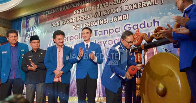 Ketua Umum DPP PAN, Zulkifli Hasan ketika melantik pengurus DPW PAN Jambi. Hadapi Pilwako Jambi, dukungan PAN belum rampung di DPP.