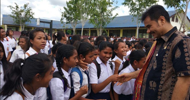 Pimpinan Komisi X DPR RI, Sutan Adil Hendra bersama sejumlah siswa ketika mengunjungi sekolah belum lama ini. 