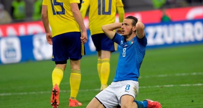 Ekspresi pemain Italia, Alessandro Florenzi setelah gagal memaksimalkan peluang yang diperoleh menjadi gol, pada laga leg kedua play off PD 2018 lawan Swedia, di Giuseppe Meazza.