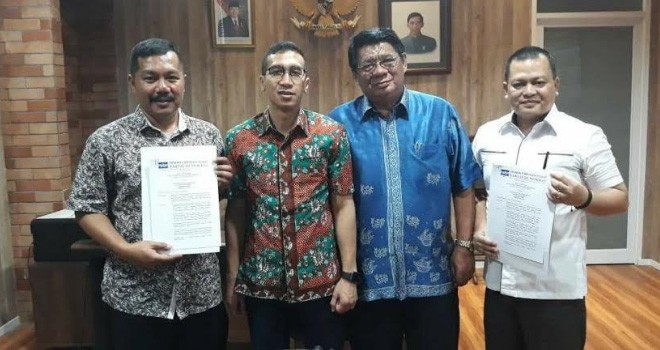 Monada saat menerima Surat Keputusan (SK) dukungan Demokrat di Pilkada Kerinci 2018.