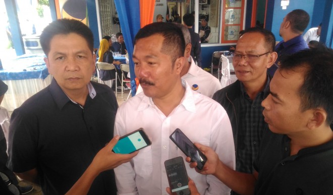 Monadi saat diwawancarai awak media. 