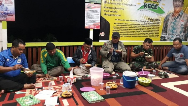 Warga RT 56 Kelurahan Eka Jaya Bangun Pos Kamling Lengkap dengan Taman Bacaan.