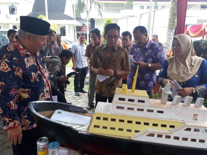 H Bakri saat berkunjung ke Tanjung Jabung Barat. 