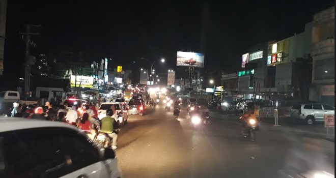 Lalu Lintas ke Arah Pasar Kota Jambi Padat Malam ini.