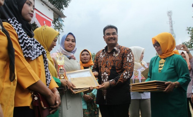 SAH saat memberikan hadiah kepada Pemenang Lomba Hari Ibu.