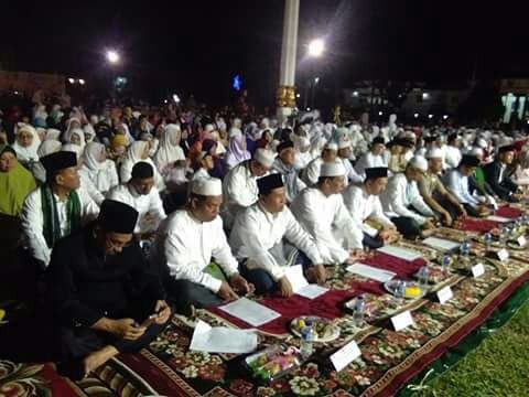 Tabligh Akbar dan Dzikir Bersama, Lapangan Kantor Gubernur Jambi Dipadati Masyarakat.