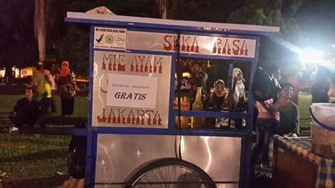 Jajanan di Gerobak Dagangan di Lapangan Kantor Gubernur Jambi Diserbu Masyarakat.