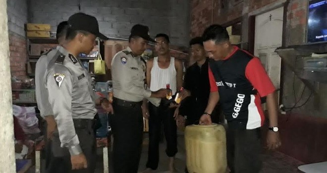 Polisi Geruduk Sejumlah Warung Tuak di Pamenang.
