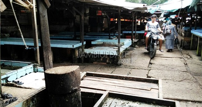 Tak ada aktivitas jual beli di lapak pedagang ikan dan daging di Pasar Angso Duo, kemarin. Mereka akan memaksan berjualan di malam hari, meskipun dilarang.