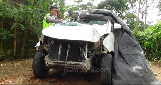 Avanza Nyungsep di Pekarangan Rumah.