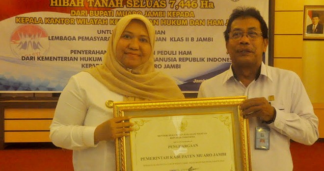 Masnah saat Terima Penghargaan Dari Kemenkumham Jambi.