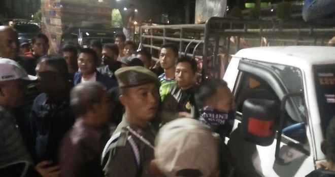 Petugas saat menghadang pedangan yang menerobos berjualan di Pasar Angso duo, Rabu dini hari (3/1).