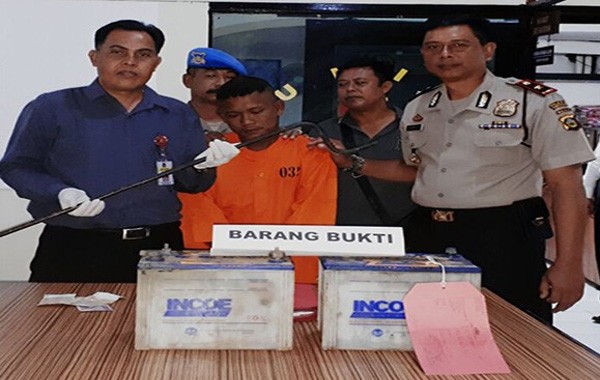 DIAMANKAN: Tersangka diamankan berikut barang bukti aki kemarin (Yoyo Raharyo/Radar Bali)