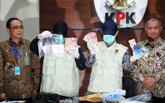   Penyidik KPK memperlihatkan barang bukti uang suap hasil operasi tangkap tangan (OTT) Hakim PN Bengkulu, beberapa waktu lalu. (Dery Ridwansyah/JawaPos.com) 