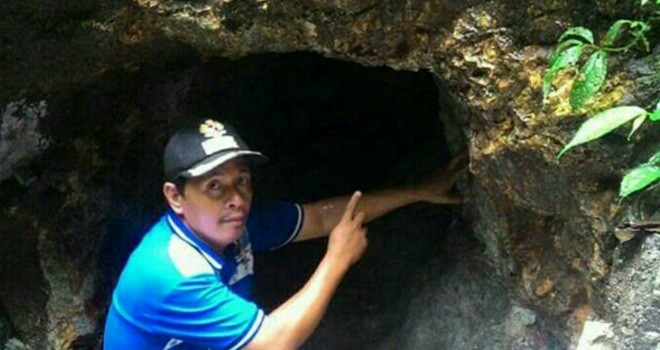 Terlihat kades saat meninjau lokasi penemuan peti.
