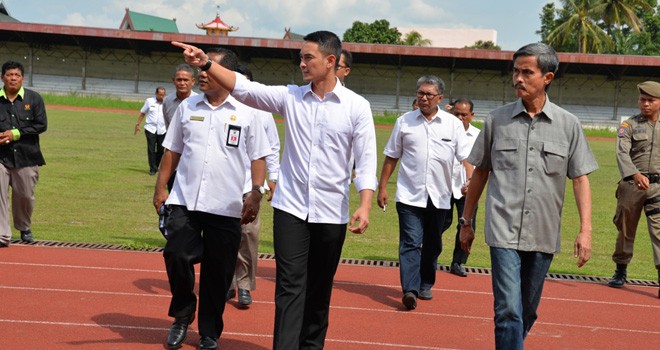 Gubernur Zola saat Tinjau Kondisi Stadion Tri Lomba Juang.