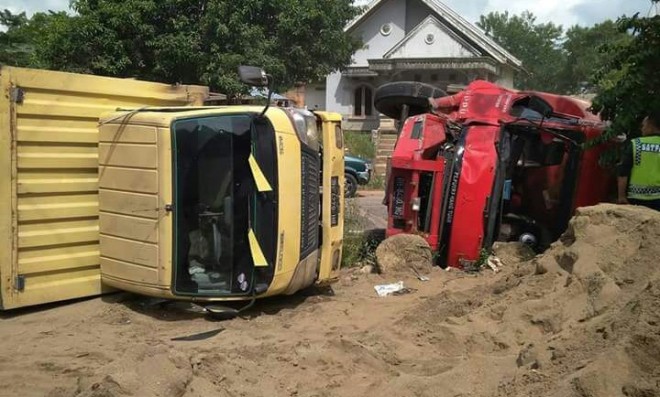 Mobil Tangki Pembawa 16 Ton Avtur di Mestong Tabrak Truk Diesel Hingga Terbalik.