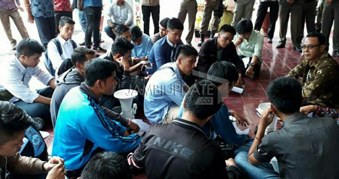 Terlihat sejumlah mahasiswa saat duduk di kantor Bupati.