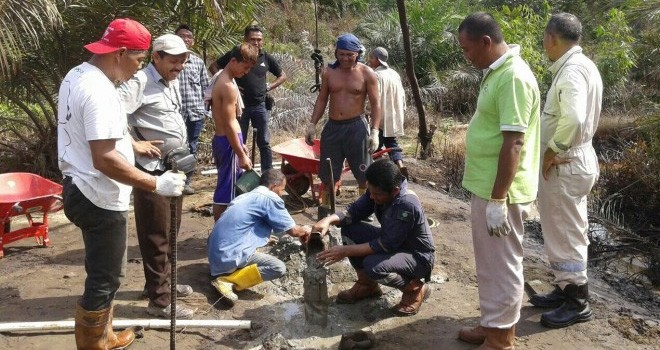 Penutupan sumur minyak ilegal driling di Desa Pompa Air kecamatan bajubang beberapa waktu lalu.