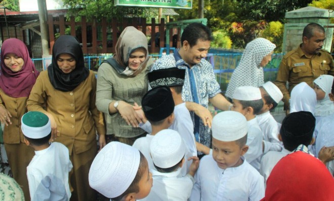 SAH saat memberikan santukan kepada anak yatim. 