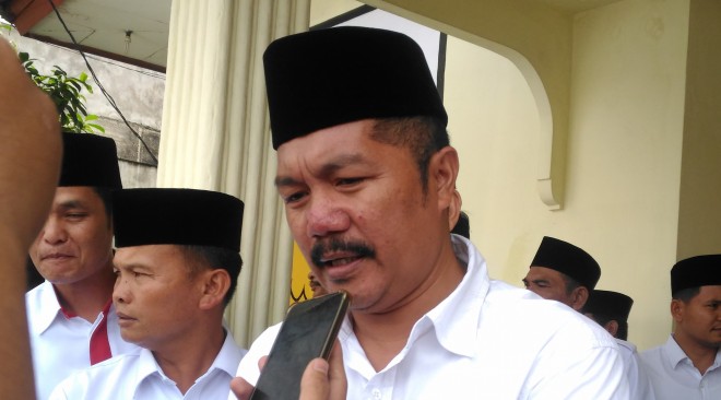 Monadi saat diwawancarai awak media. 