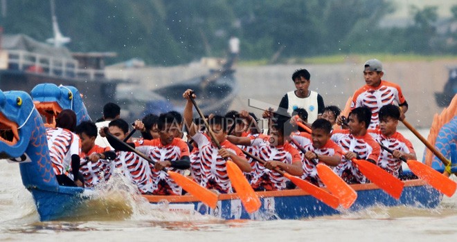 Lomba Pacu Perahu Tradisional.