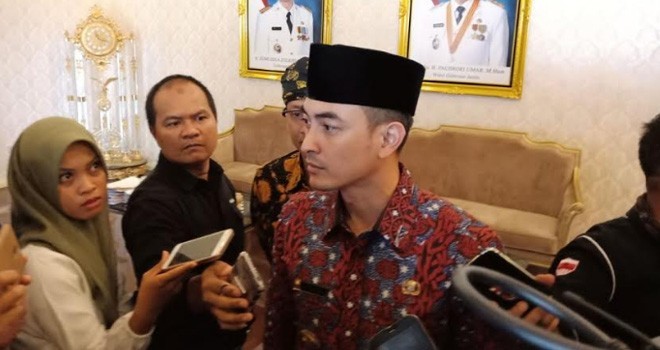 Gubernur Zola saat diwawacarai oleh awak media. 