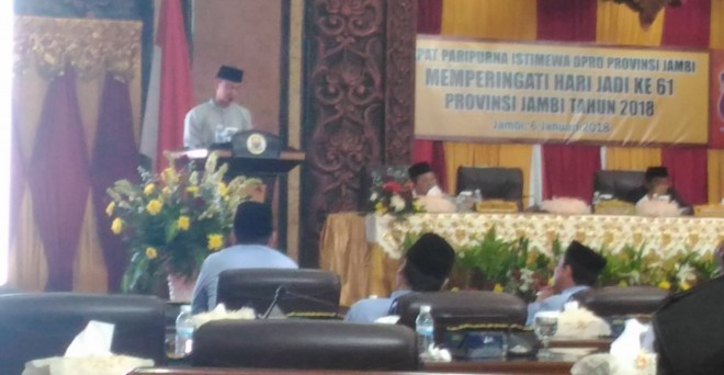 Gubernur Zola saat memimpin paripurna. 