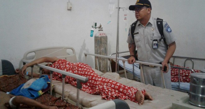 Petugas mobile service muaro bungo mengecek korban kecelakaan dirumah sakit.