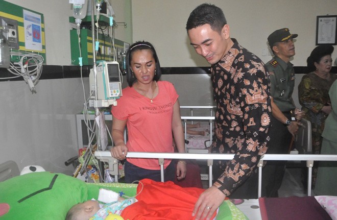 Gubernur Zola saat berkunjung ke RS Bratanata.