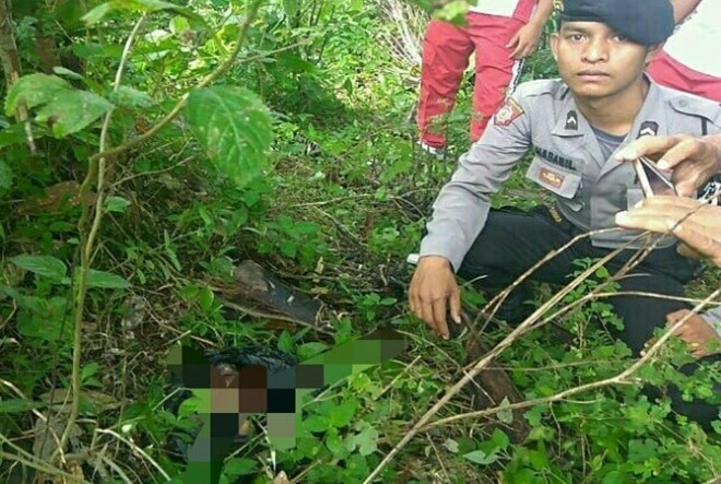 Petugas Kepolisian hendak melakukan evakuasi jasad bayi terbungkus plastik yang ditemukan warga di kebun warga di Nagari Garahan, Kecamatan Lubuk Basung, Kabupaten Agam, Sumatera Barat. (Dok Polda Sumbar for JawaPos.com)