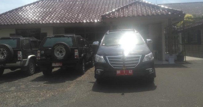 Mobil dinas Walikota saat berada di Rumah dinas Gubernur Jambi.