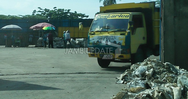 Terlihat aktivitas bongkat muat karet di gudang karet di Kelurahan Payo Selincah. 