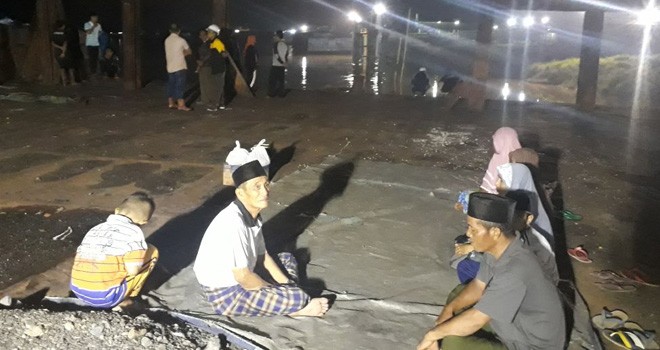 Warga saat berada di pinggiran sungai batanghari.