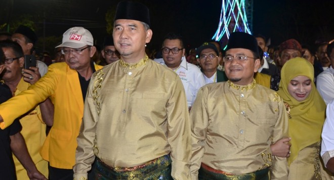 Fasha dan Maulana diarak ribuan massa ke KPU Kota Jambi malam ini (10/1).