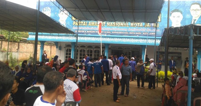 Puluhan tim dan simpatisan Sani-Izi sudah berkumpul untuk berpartisipasi.